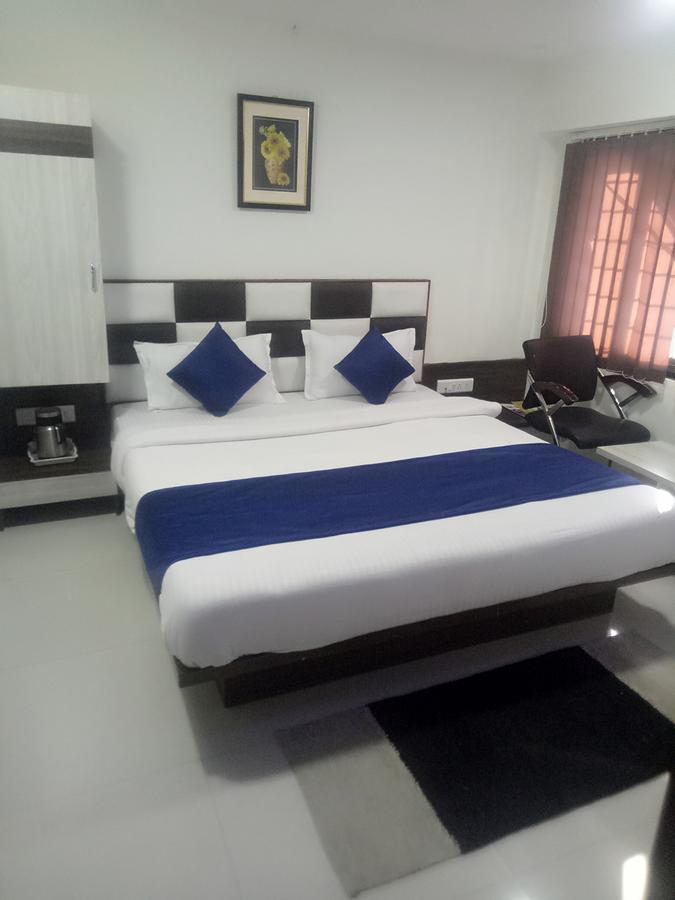 Hotel Lake Palace Ahmedabad Exterior foto